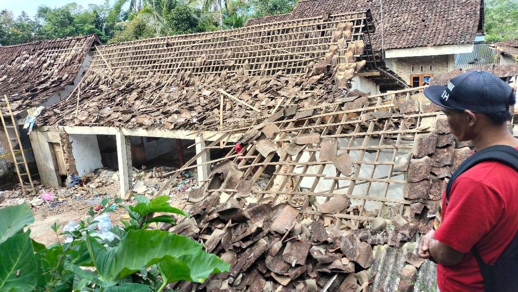 Seorang warga melihat dampak kerusakan yang ditimbulkan ledakan bahan petasan di Desa Jebengsari, Kecamatan Salaman, Kabupaten Magelang, Kamis (20/4/2023).