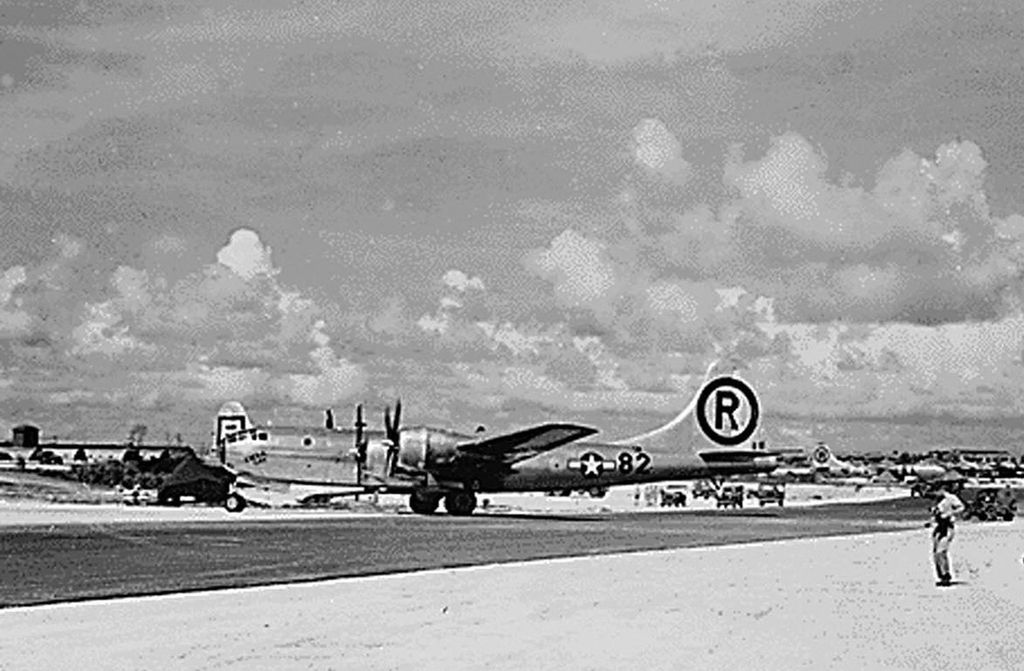 Pesawat pengebom B-29 Enola Gay mendarat di pangkalan udara Tinian, Kepulauan Mariana Utara, pada 6 Agustus 1945. Pesawat itu baru kembali dari Jepang setelah menjatuhkan bom atom ke Hiroshima. Amerika Serikat mengumumkan, pangkalan udara Tinian akan diaktifkan lagi sebagai persiapan berperang dengan China. 