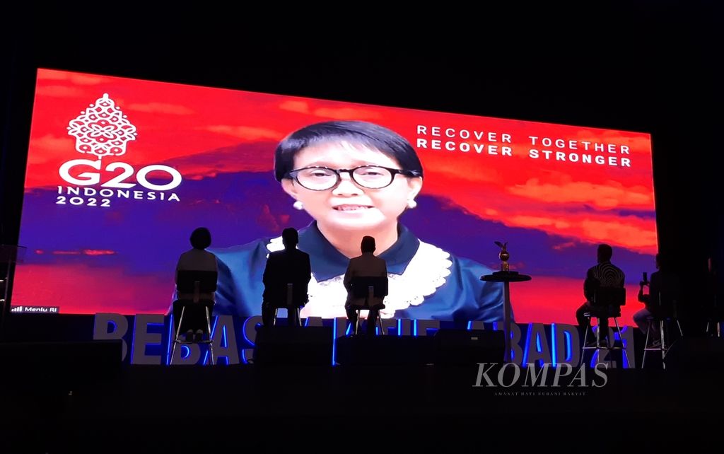 Menteri Luar Negeri Retno Marsudi hadir secara daring di Konferensi Politik Luar Negeri Indonesia (CIFP) di Jakarta, Sabtu (26/11/2022). Ia mewakili Presiden Joko Widodo menerima Anugerah Kepemimpinan Global karena sukses membawa Indonesia memimpin G20 selama tahun 2022.