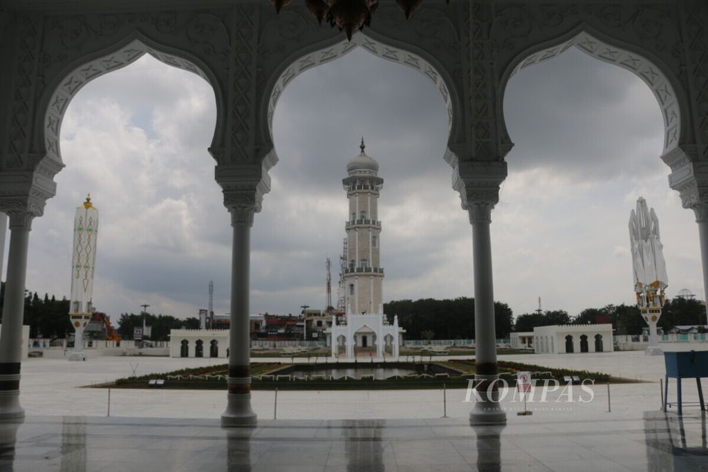 Pemandangan interior Masjid Raya Baiturrahman Banda Aceh, Provinsi Aceh, awal 2020.