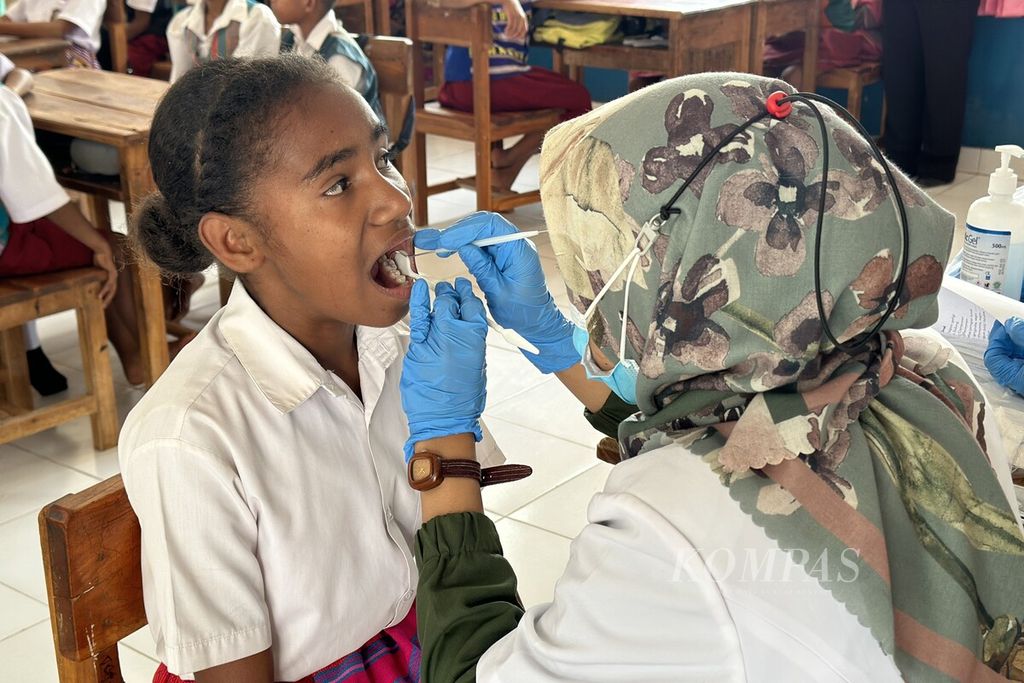 Siswa Sekolah Dasar Inpres Nenonaheun, Kecamatan Mollo Selatan, Kabupaten Timor Tengah Selatan, Nusa Tenggara Timur, mengikuti pemeriksaan gigi yang diselenggarakan oleh Plan Indonesia, Kamis (27/10/2023). 