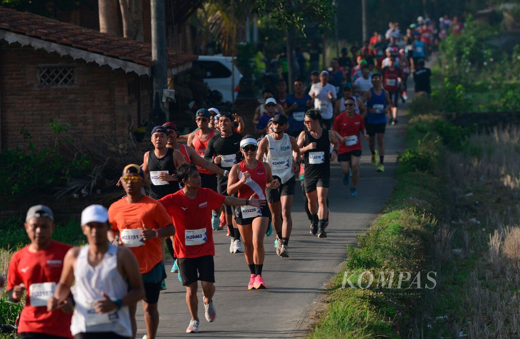 Pelari melintasi jalan perdesaan yang menjadi salah satu daya tarik Borobudur Marathon 2023 Powered by Bank Jateng di kawasan Candi Borobudur, Kabupaten Magelang, Jawa Tengah, Minggu (19/11/2023).