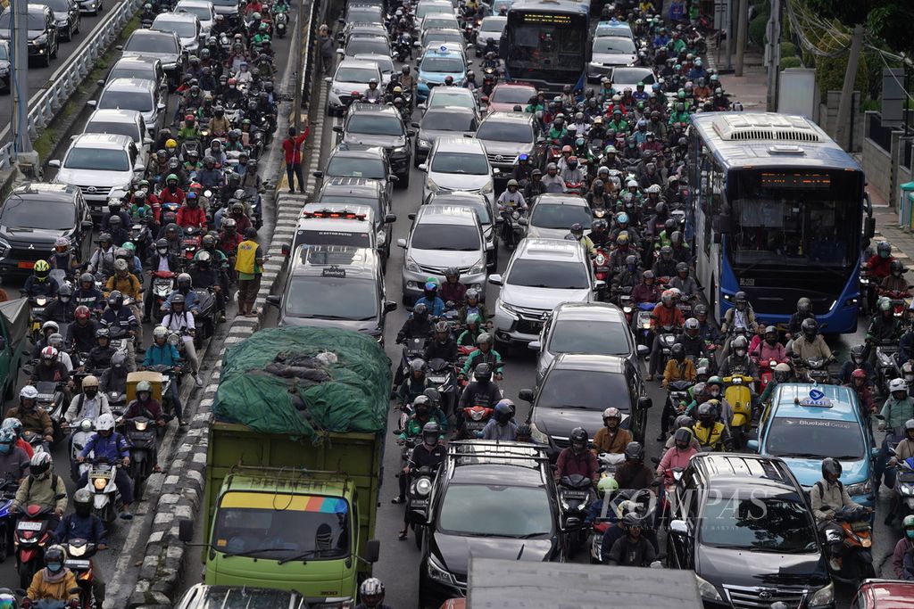 Kemacetan lalu lintas selepas jam pulang perkantoran di Jalan Gatot Subroto, Jakarta Selatan, Senin (18/3/2024). 