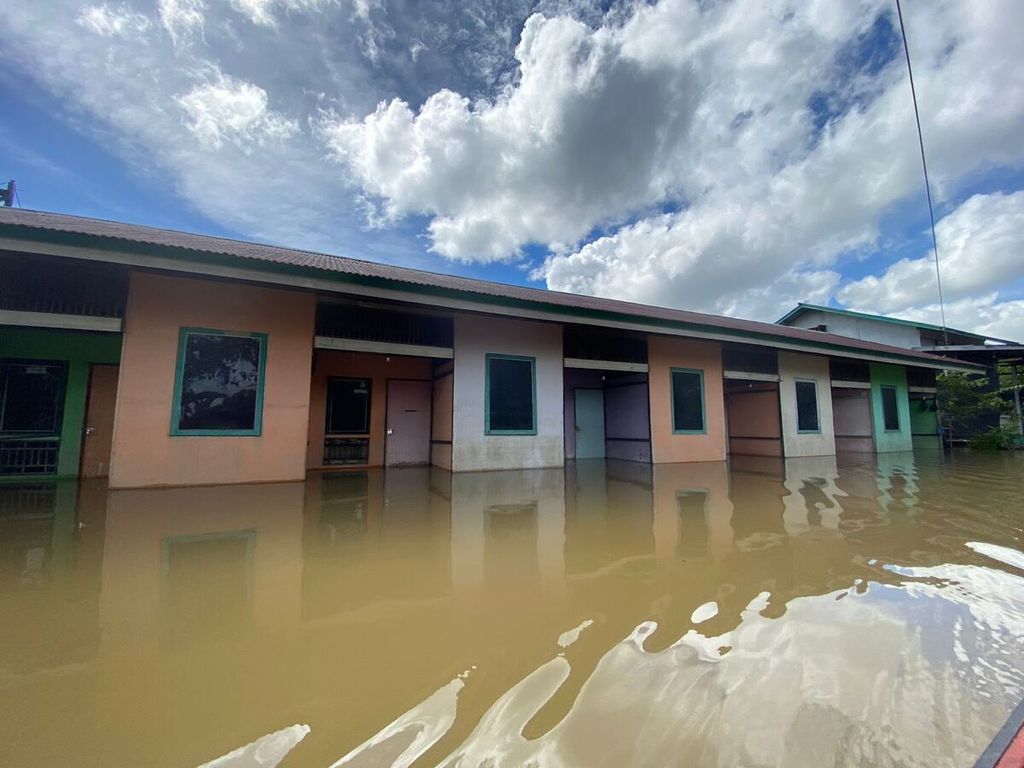 Banjir di Kabupaten Kapuas Hulu, Kalimantan Barat, Sabtu (13/1/2024). Hingga Rabu (17/1/2024), sebanyak 11 kecamatan di Kapuas Hulu masih terendam banjir,