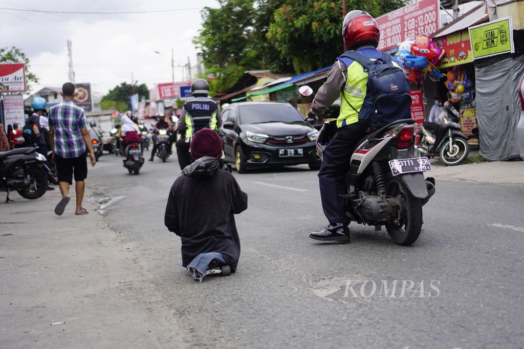 Ijun, panggilan Junaidi (21), meluncur di atas<i> skateboard</i> di sekitar Pasar Sepinggan, Kota Balikpapan, Kalimantan Timur, Senin (31/1/2022).
