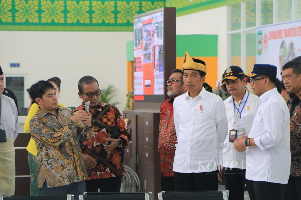 Presiden Joko Widodo meresmikan Terminal Amplas Tipe A yang baru direnovasi menjadi lebih modern, di Kota Medan, Sumatera Utara, Kamis (9/2/2023). Terminal Amplas dengan fasilitas dan layanan modern menjadi peradaban transportasi massal baru di Kota Medan. 