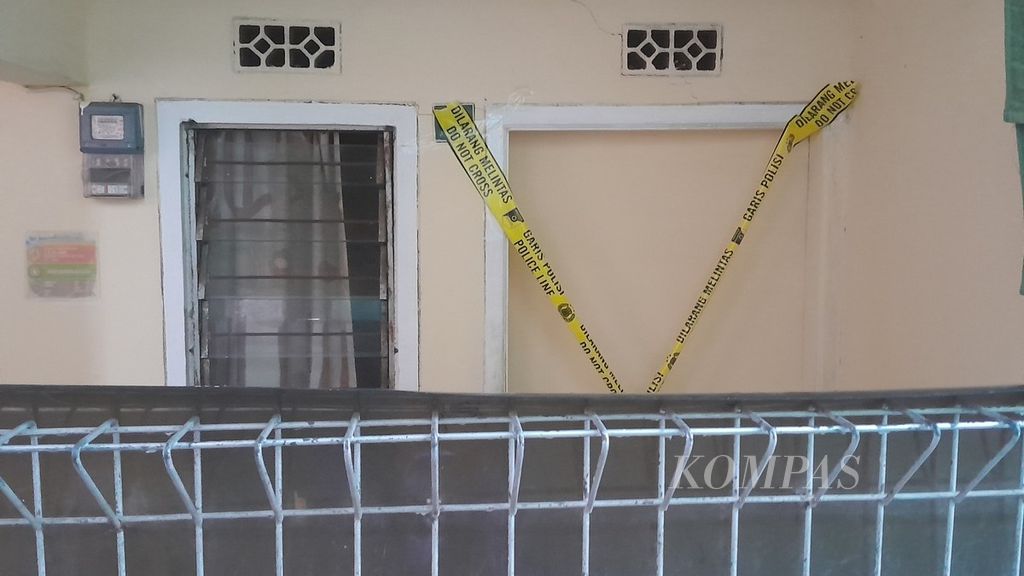 Garis polisi membentang di pintu rumah kos tukang pijit yang diduga menjadi pelaku pembunuhan disertai mutilasi di salah satu anak gang di Kelurahan Sawojajar, Kecamatan Kedungkandang, Kota Malang, Jawa Timur, Jumat (5/1/2024) sore.