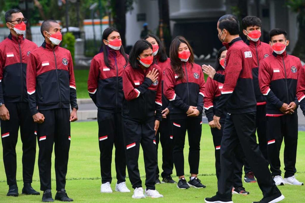 Presiden Joko Widodo menyapa para atlet yang akan segera berangkat ke Vietnam untuk mengikuti SEA Games 2021 Vietnam, Di SEA Games Ke-31 ini, Indonesia mengirimkan 499 atlet yang akan berlaga di 318 nomor pertandingan dari 32 cabang olahraga dari 41 cabang olahraga yang dipertandingkan di Vietnam.