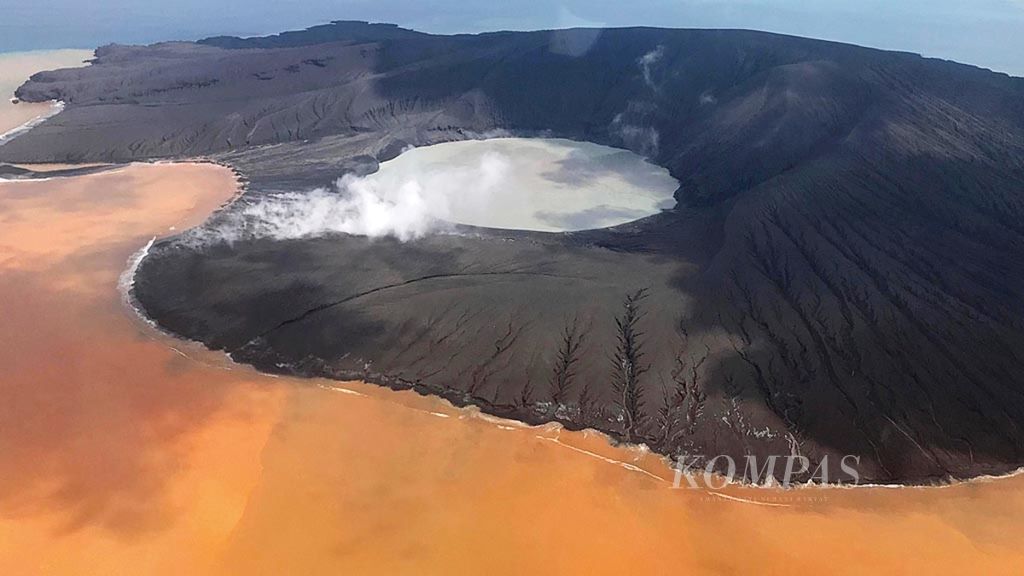 Kawah Gunung Anak Krakatau kembali muncul di atas daratan, Minggu (13/1/2019). Ini menandai evolusi baru gunung ini setelah erupsi dan longsornya sebagian tubuhnya sehingga memicu tsunami pada 22 Desember 2018.