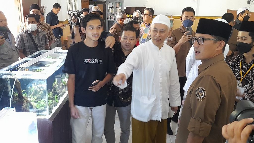 Menteri Pariwisata dan Ekonomi Kreatif Sandiaga S Uno tengah melihat produk yang dihasilkan Pesantren Bahrul Maghfiroh, Malang, Jawa Timur, Rabu (29/6/2022).