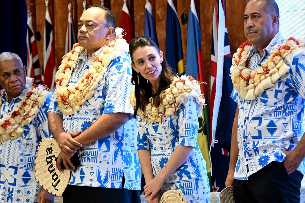 Perdana Menteri Selandia Baru Jacinda Ardern (kedua dari kanan) menghadiri penyambutan tradisional di Forum Kepulauan Pasifik di Suva, Fiji, 12 Juli 2022. 