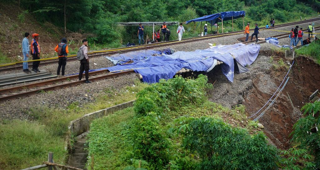 Kondisi rel kereta api Bogor-Sukabumi yang terdampak longsoran di Kampung Sirnasari, Kelurahan Empang, Kota Bogor, Jawa Barat, ditutup terpal, Kamis (16/3/2023).