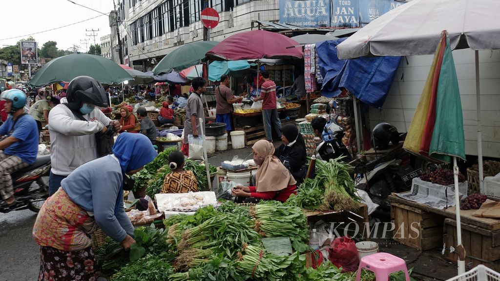 Aktivitas warga berbelanja kebutuhan sehari-hari di Pasar Smep, Kota Bandar Lampung, Lampung, Sabtu (15/10/2022). 
