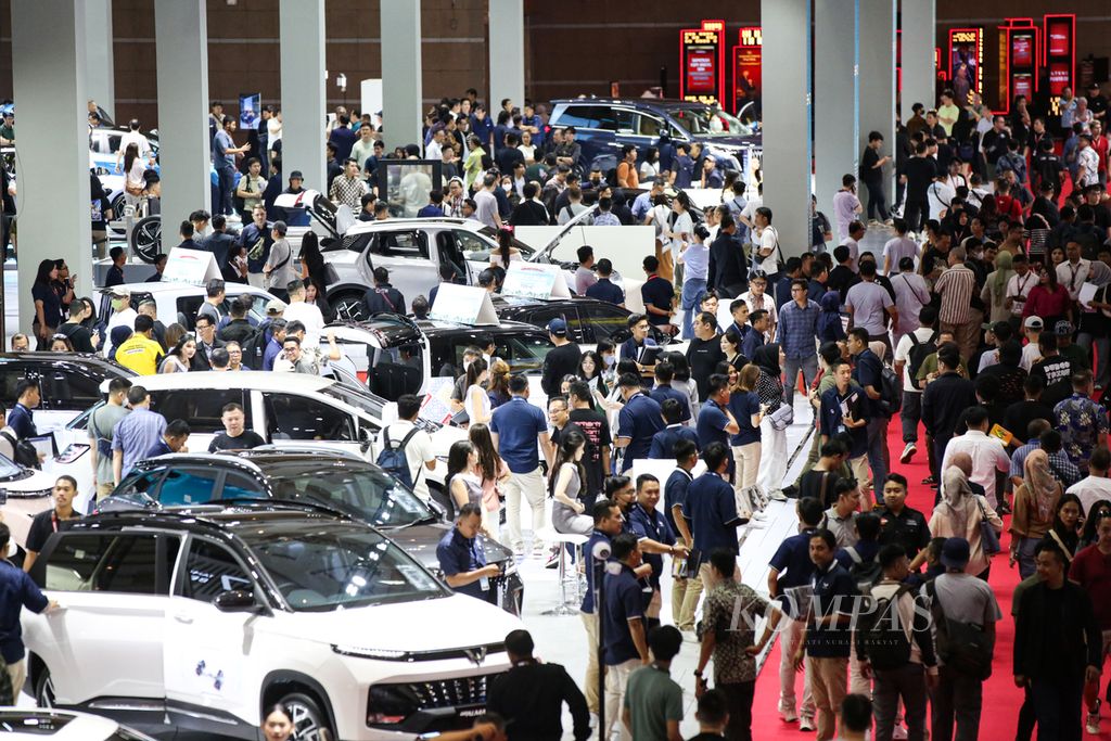 Suasana pameran otomotif Indonesia International Motor Show (IIMS) 2024 yang mulai dipadati pengunjung di JIExpo Kemayoran, Jakarta, Jumat (16/2/2024). IIMS 2004 diikuti oleh 53 merek kendaraan. 