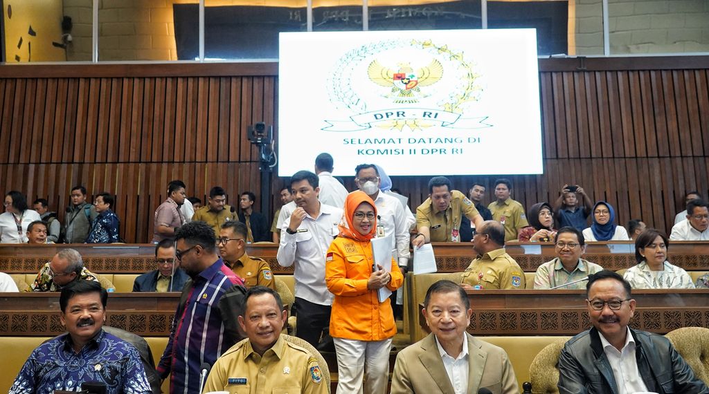 Menteri Agraria dan Tata Ruang (ATR)/Kepala BPN Hadi Tjahjanto, Menteri Dalam Negeri Tito Karnavian, Menteri Perencanaan Pembangunan Nasional (PPN)/Kepala Badan Perencanaan Pembangunan Nasional (Bappenas) Suharso Monoarfa, Kepala Otorita Ibu Kota Nusantara (IKN) Bambang Susantono (dari kiri ke kanan) duduk semeja untuk rapat kerja terkait revisi Undang-Undang Ibu Kota Negara (UU IKN) bersama Komisi II DPR di Ruang Rapat Komisi II DPR RI, Jakarta, Senin (21/8/2023).