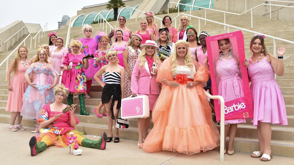 Para penggemar Barbie berpose di luar gedung konvensi San Diego Comic-Con International di San Diego, California, AS, 20 Juli 2023.