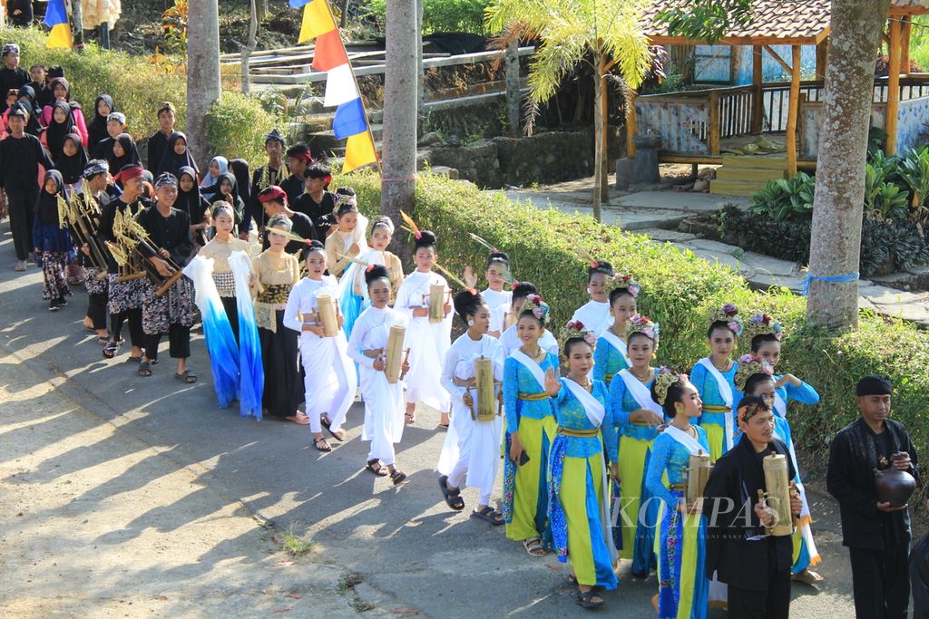 Suasana arak-arakan warga yang membawa berbagai hasil bumi dalam acara Sedekah Bumi di Desa Cibuntu, Kecamatan Pasawahan, Kabupaten Kuningan, Jawa Barat, Sabtu (7/9/2024). Selain melestarikan tradisi, kegiatan itu juga untuk menarik kunjungan wisatawan. 