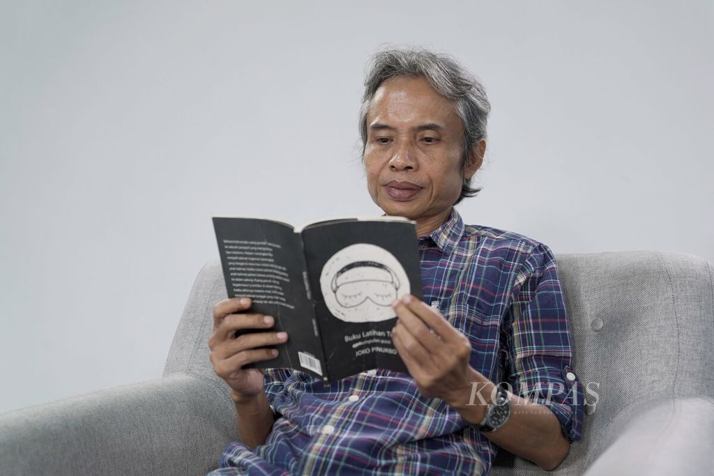 Joko Pinurbo, Indonesian poet, visited the Editor of the Daily <i>Kompas </i>at Kompas Tower, Jakarta, Friday (28/6/2019). Joko Pinurbo read one of his favorite poems he ever wrote entitled "A Little Dictionary in a Sleep Exercise Book".