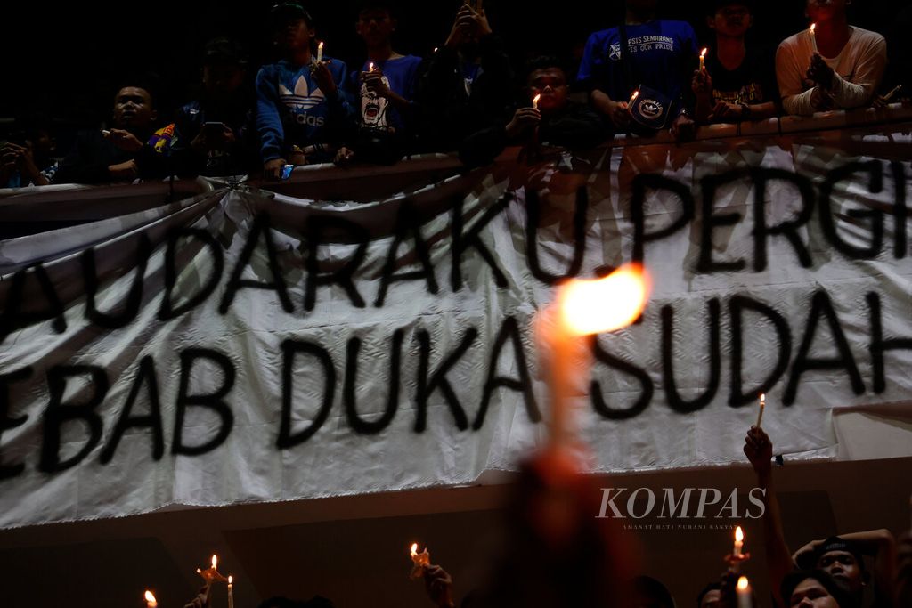 Poster ungkapan duka dari suporter PSIS Semarang saat menggelar aksi solidaritas bagi suporter yang meninggal saat insiden Stadion Kanjuruhan Malang di Stadion Jaridiri, Kota Semarang, Jawa Tengah, Minggu (2/10/2022).