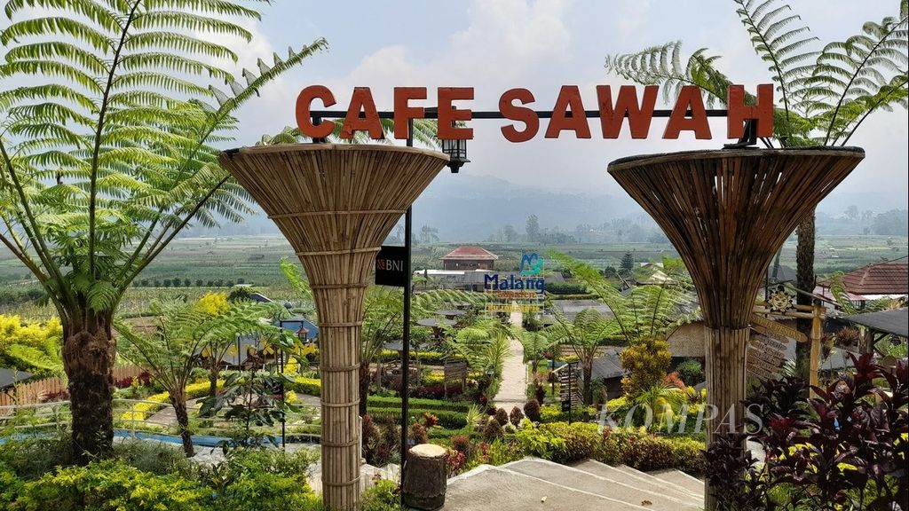 Suasana Cafe Sawah di Desa Wisata Pujon Kidul, Kabupaten Malang, Jawa Timur, Rabu (27/4/2022).