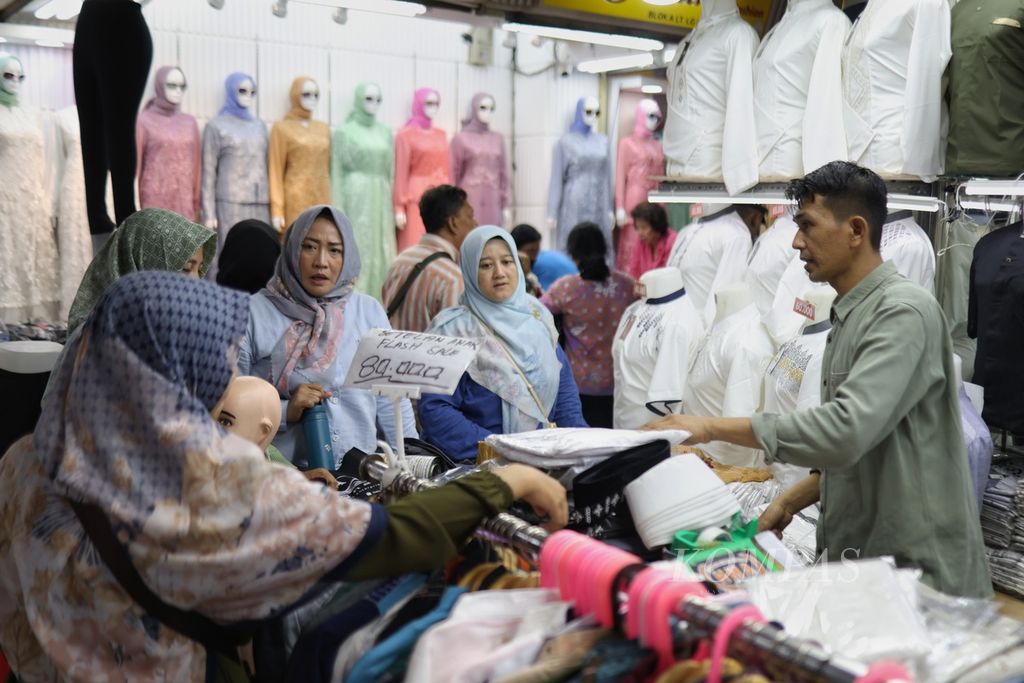 Pembeli melihat-lihat pakaian yang dijual di salah satu toko di Blok A Pasar Tanah Abang, Jakarta, Rabu (6/3/2024). Menjelang Ramadhan, aktivitas jual beli di Pasar Tanah Abang mulai meningkat. Beberapa pedagang mengatakan omzet mereka meningkat 50-70 persen dibandingkan hari biasa. 