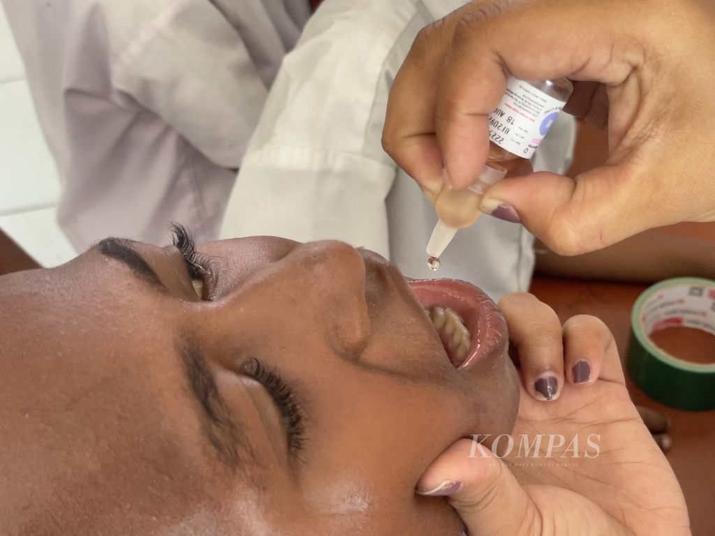 Seorang anak mendapatkan vaksin tetes <i>novel oral polio vaccine type 2</i> (nOPV2) di SDN Inpres Yoka Pantai, Kampung Yoka, Distrik Heram, Kota Jayapura, Papua, Senin (3/6/2024).