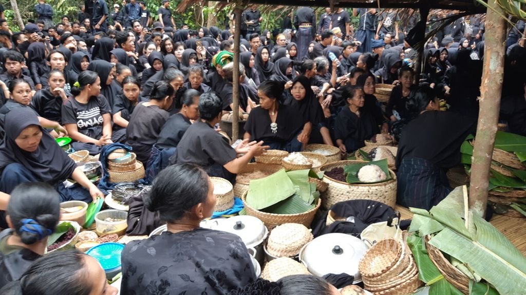 Warga Suku Adat Kajang di Bulukumba, Sulawesi Selatan menggelar upacara Andingingi (16/12/2018). Upacara ini sebagai bentuk mendinginkan bumi. Hutan adat Kajang adalah salah satu yang mendapat SK dari Kementerian Lingkungan Hidup untuk penetapan sebagin kawasannya sebagai hutan adat