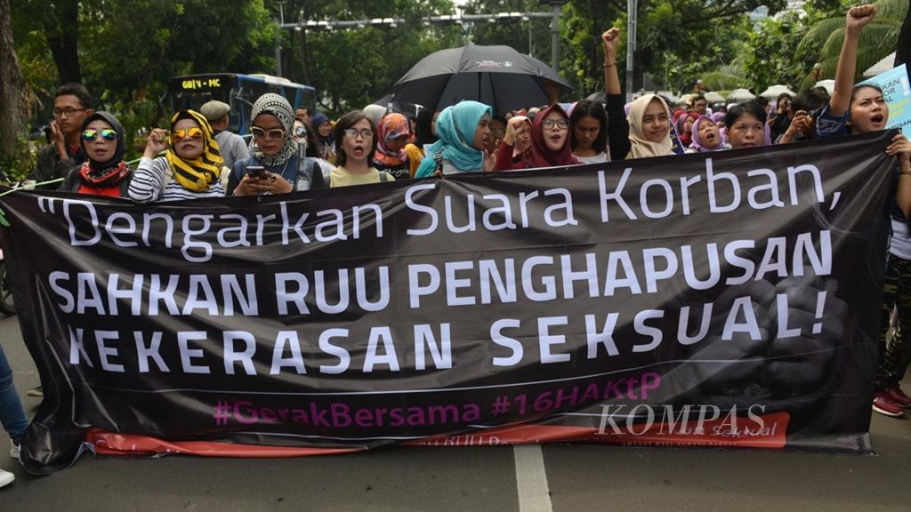 Pawai akbar yang diinisiasi Gerakan Masyarakat untuk Pengesahan RUU Penghapusan Kekerasan Seksual menyusuri Jalan Medan Merdeka Barat menuju ke Taman Aspirasi di depan Istana Merdeka, Jakarta, Sabtu (8/12/2018). 