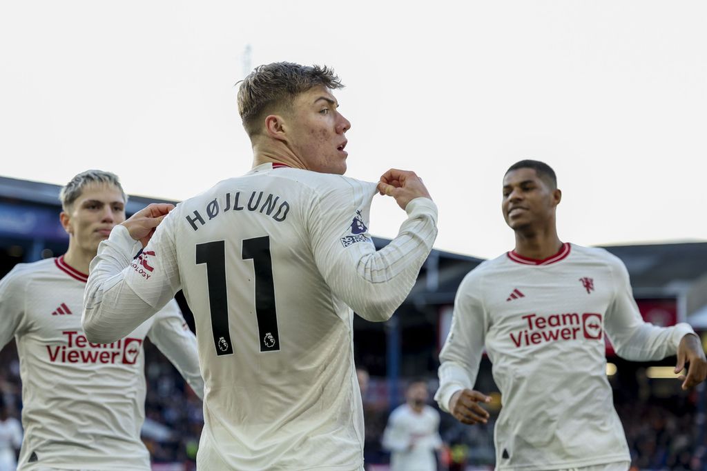 Penyerang Manchester United Rasmus Hojlund merayakan gol pembuka ke gawang Luton Town pada laga Liga Inggris di Kenilworth Road, Luton, Inggris, Senin (19/2/2024) dini hari WIB. MU menang 2-1.