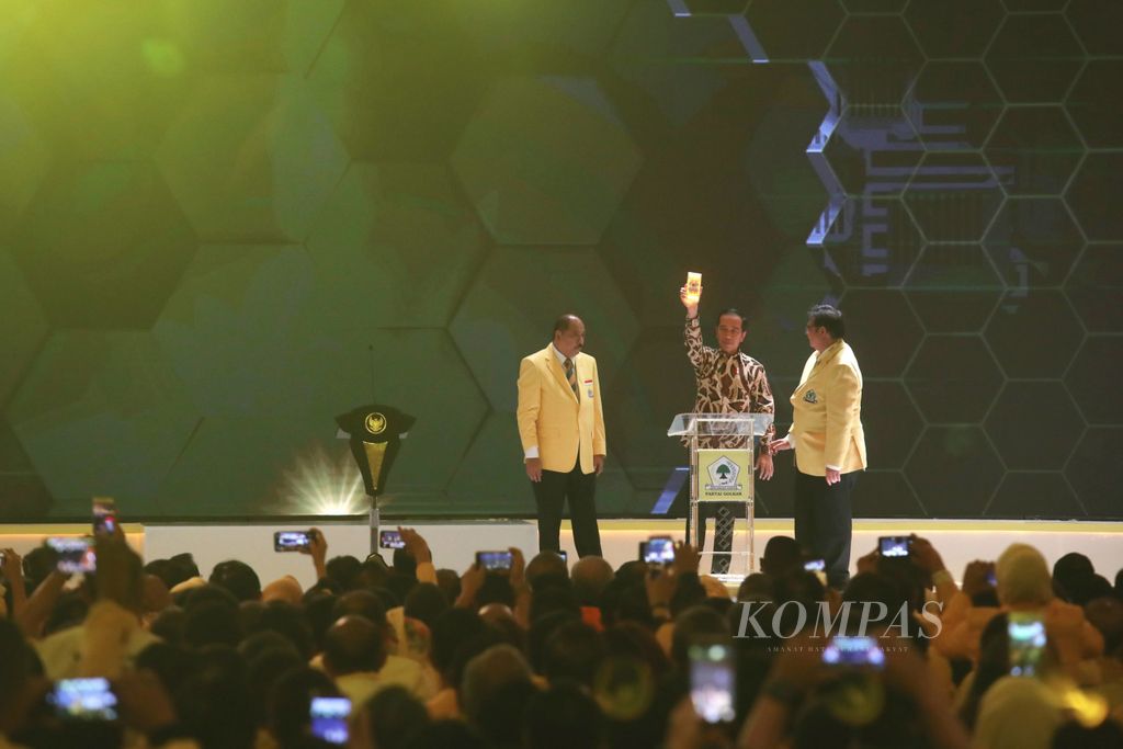 Presiden Joko Widodo didampingi Ketua Umum Partai Golkar Airlangga Hartato (kanan) dan Ketua Panitia Musyawarah Nasional X Partai Golkar Melchias Markus Mekeng (kiri) membuka Munas X Partai Golkar di Jakarta, Selasa (3/12/2019).