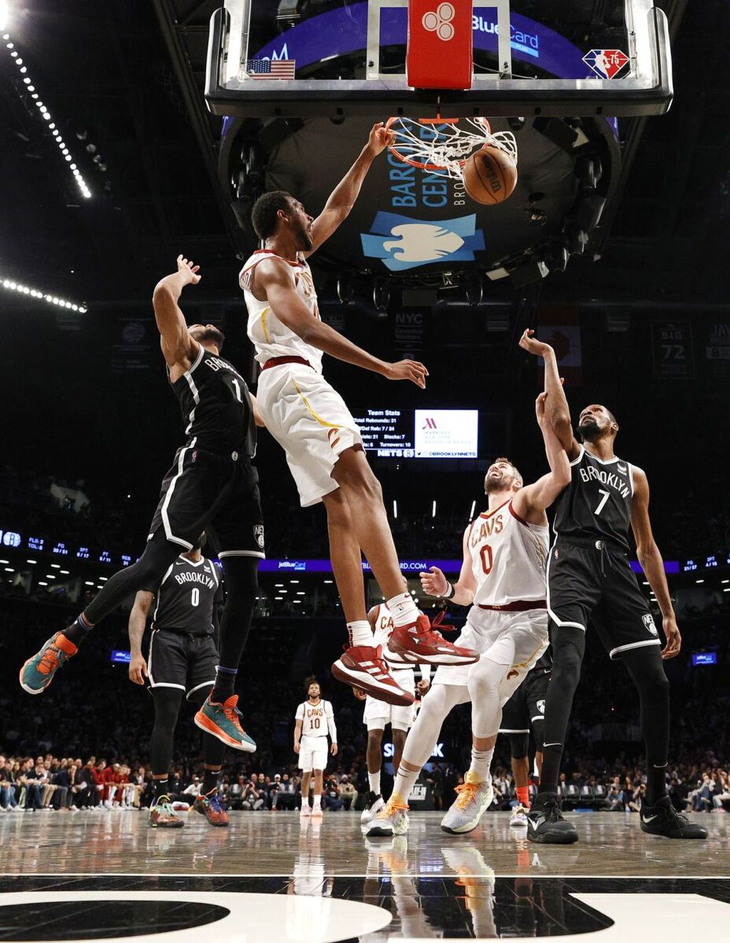 Pemain Cleveland Cavaliers, Evan Mobley, memasukkan bola dengan <i>dunk</i> dalam pertandingan <i>play-in</i> Wilayah Timur di Barclays Center, New York, Rabu (13/4/2022) WIB. Nets mengalahkan Cavaliers, 115-108, dan mengamankan tiket <i>playoff</i>. 