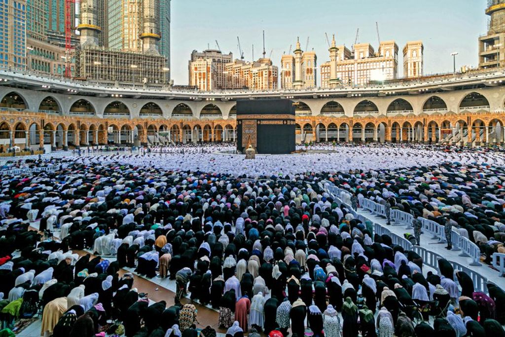 Umat Islam melaksanakan salat Ied di Masjidil Haram, Mekkah, Arab Saudi, pada hari pertama Idul Fitri, Senin, 2 Mei 2022. 