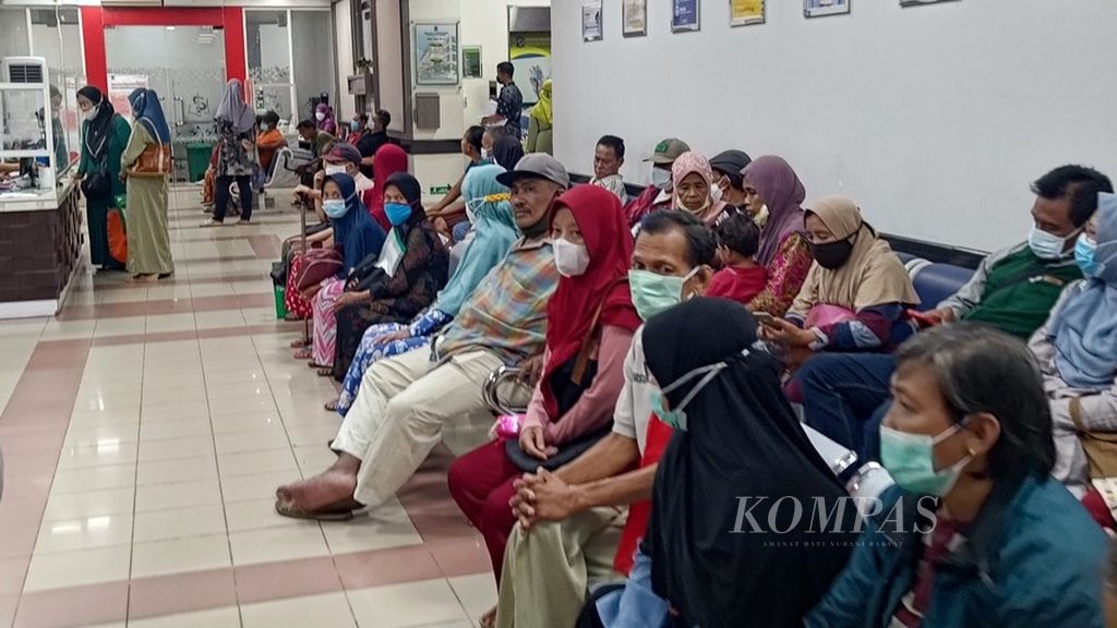 Antrean pasien di salah satu ruangan RSUD Dr Mohamad Soewandhie, Surabaya, Jawa Timur, Kamis (15/2/2024).