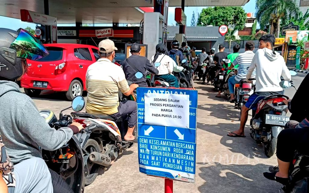 Warga antre membeli bahan bakar minyak di kawasan Bintaro, Tangerang Selatan, Banten, Sabtu (3/9/2022). Pemerintah mengumumkan menaikkan harga BBM. Pertalite yang semula Rp 7.650 per liter menjadi Rp 10.000 per liter, Solar yang semula Rp 5.150 per liter menjadi Rp 6.800 per liter, Pertamax yang semula Rp 12.5000 per liter menjadi Rp 14.500 per liter. 