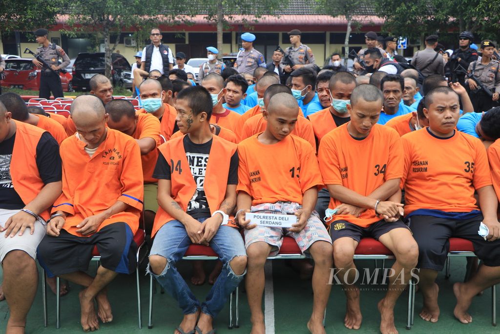 Para pelaku kejahatan narkoba dihadirkan dalam konferensi pers Kepolisian Daerah Sumatera Utara, Rabu (4/10/2023), di Medan. 