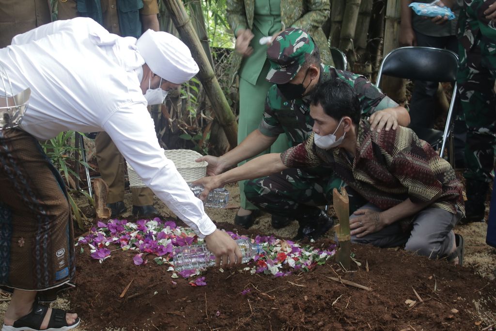 Army Chief of Staff (KSAD) General TNI Dudung Abdurachman (center) performs a flower-laying ceremony at Salsabila's grave (14) with Salsabila's father, Jajang (right), Nagreg District, Bandung Regency, West Java, Monday (27/12/2021). Salsabila was the victim of a collision between three members of the Indonesian Army in Nagreg, December 8, 2021.