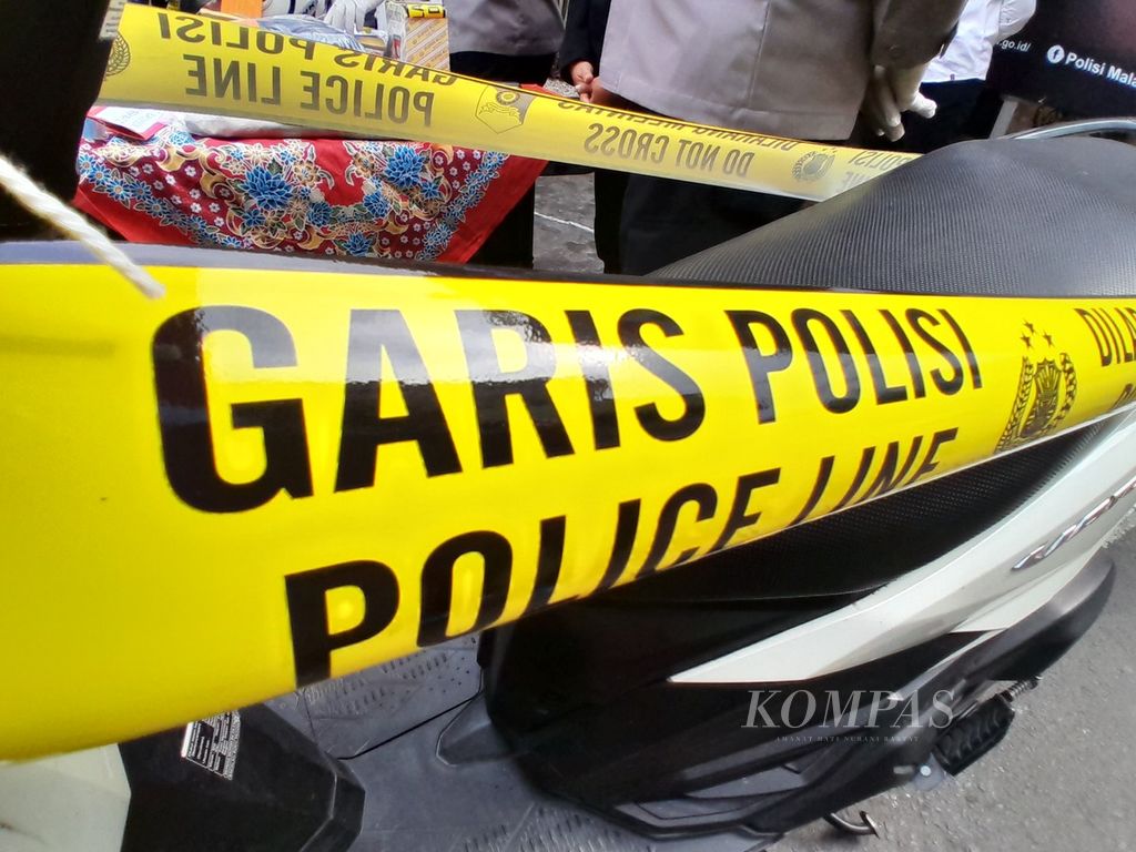 Garis polisi melilit barang bukti kasus pembunuhan di Malang, Jawa Timur, Senin (22/7/2024).