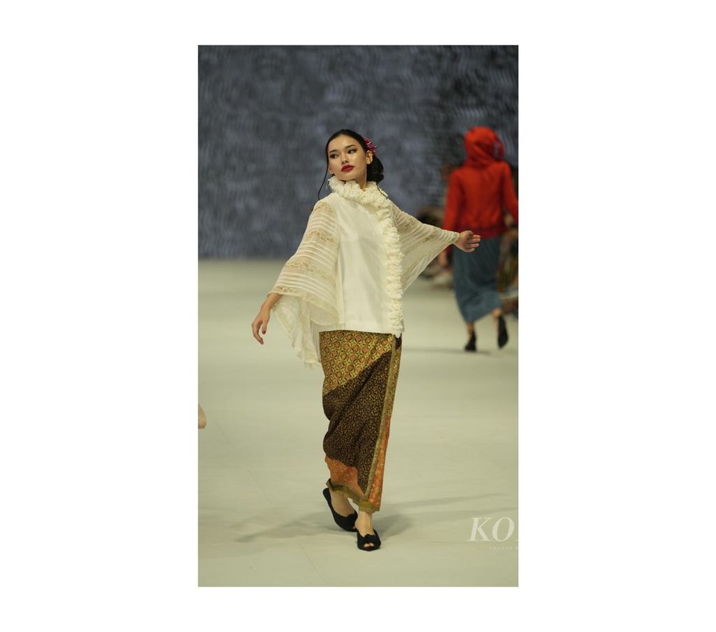 Pergelaran busana ”Pada Suatu Hari...” karya desainer Josephine Werratie Komara, yang lebih dikenal dengan Obin, dalam Jakarta Fashion Week (JFW) 2024 di Pondok Indah Mall III, Jakarta Selatan, Selasa (24/10/2023). Obin menggandeng Auguste Soesastro, bersama memadu kecintaan pada nusantara, menghadirkan keanggunan paripurna bagi tubuh.