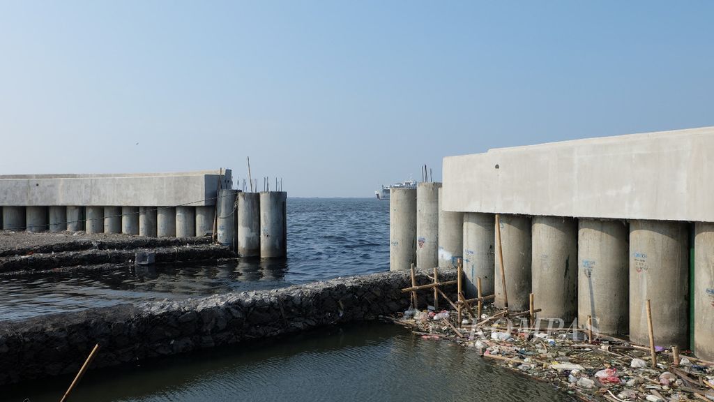 Tanggul pesisir tahap II paket 1 proyek Pengembangan Terpadu Pesisir Ibu Kota Negara (NCICD) di Cilincing, Jakarta Utara, Senin (11/6/2018).