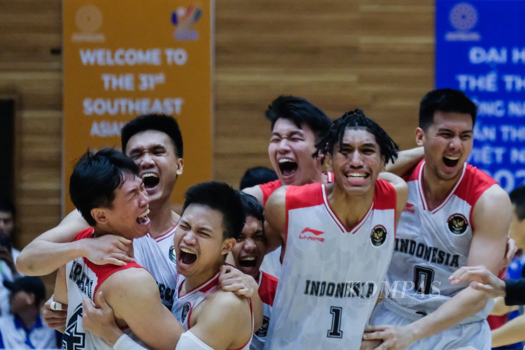 Pemain timnas basket Indonesia berselebrasi seusai meraih emas pertama kali dalam sejarah keikutsertaan SEA Games Vietnam 2021 di Thanh Tri Indoor Stadium, Hanoi, Minggu (22/5/2022). Andakara Prastawa dan rekan-rekan memastikan emas seusai menaklukkan juara bertahan sejak 1991, Filipina, 85-81.
