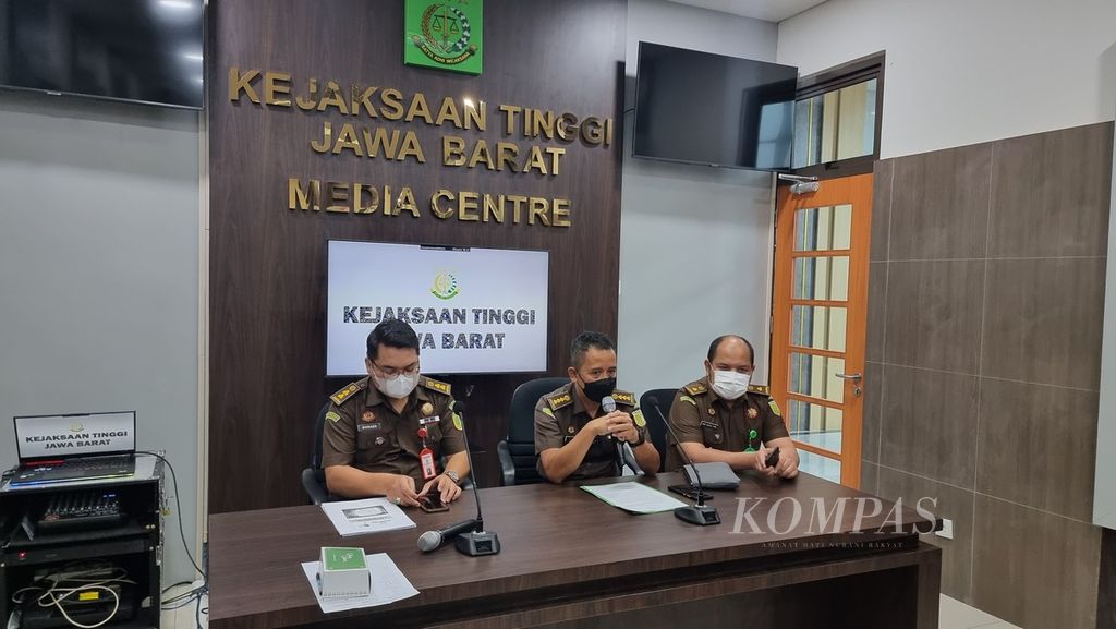 Asisten Pidana Khusus Kejaksaan Tinggi Jabar Riyono menyampaikan tanggapan terkait kasus korupsi di Desa Citemu, Kecamatan Mundu, Kabupaten Cirebon, di Bandung, Sabtu (26/2/2022),