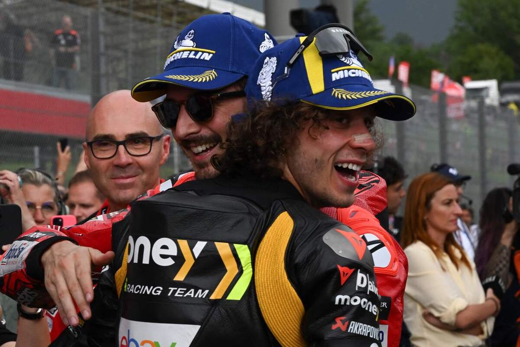 Pebalap tim Ducati Francesco Bagnaia (kiri) berpelukan dengan Marco Bezzecchi usai balapan sprint pada MotoGP MotoGP seri italia di Sirkuit Mugello, Scarperia, Italia, Sabtu (10/6/2023) Bagnaia menjadi pemenang dan Bezzecchi finis di posisi kedua.