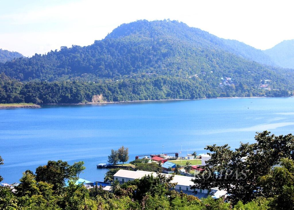 Pemandangan pantai Sabang dipotret dari Sabang Hill, Kamis (23/12/2021). Sabang dikenal dengan obyek wisata bahari. Namun, pada saat pandemi Covid-19, wisata Sabang terpuruk. 