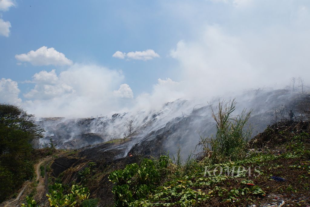Kabut asap menyelimuti wilayah sekitar Tempat Pembuangan Akhir (TPA) Sumompo di daerah Tuminting, Manado, Sulawesi Utara, pada Rabu (4/10/2023), akibat kebakaran gunung sampah yang telah memasuki hari keempat. Kebakaran tersebut diduga dipicu oleh tingginya kandungan gas metana di dalam tumpukan sampah dan diperburuk oleh cuaca panas terik tanpa hujan.