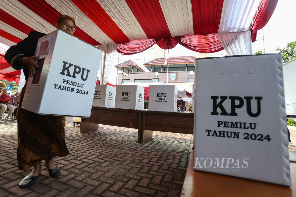 Petugas membawa kotak suara saat simulasi pemungutan suara Pemilu 2024 di halaman Kantor Wali Kota Jakarta Pusat, Rabu (17/1/2024).  