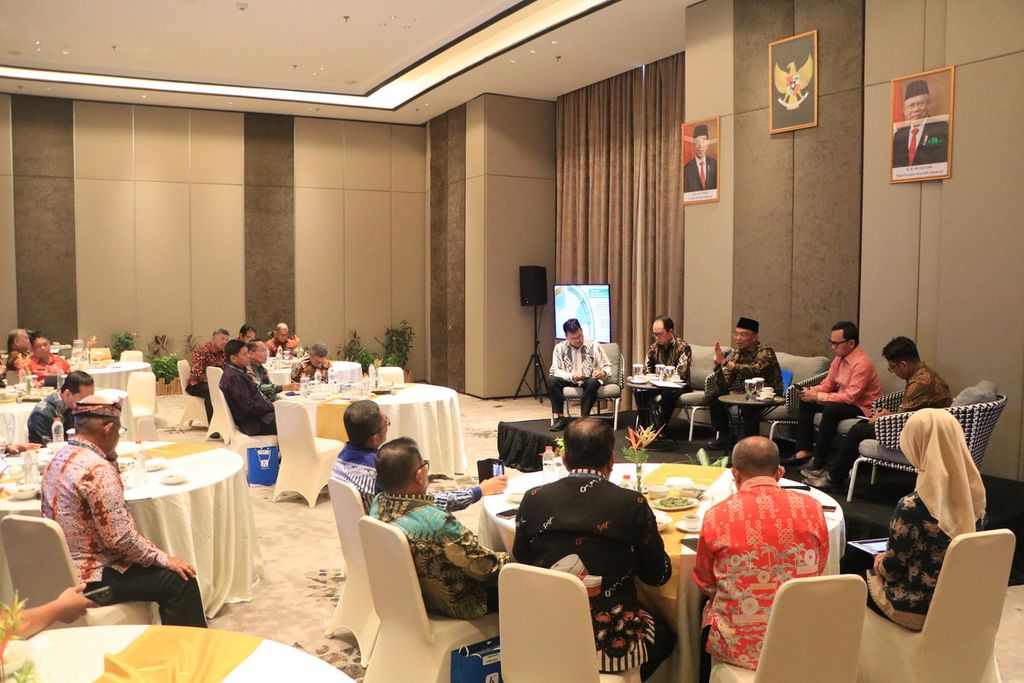 The Coordinating Minister for Human Development and Culture, Muhadjir Effendy (in the center), became the keynote speaker in the discussion of Kompas Collaboration Forum-City Leaders Community #APEKSInergi, in Palembang City, South Sumatra, on Wednesday (7/6/2023). Also present were the Vice General Manager of Kompas R&D, BE Satrio, the Editor-in-Chief of Kompas Daily (Kompas.id), Sutta Dharmasaputra, the Chairman of the Apeksi Management Board, Bima Arya Sugiarto, and the Head of Nusantara Desk of Kompas Daily, C Wahyu Haryo P (from left to right).