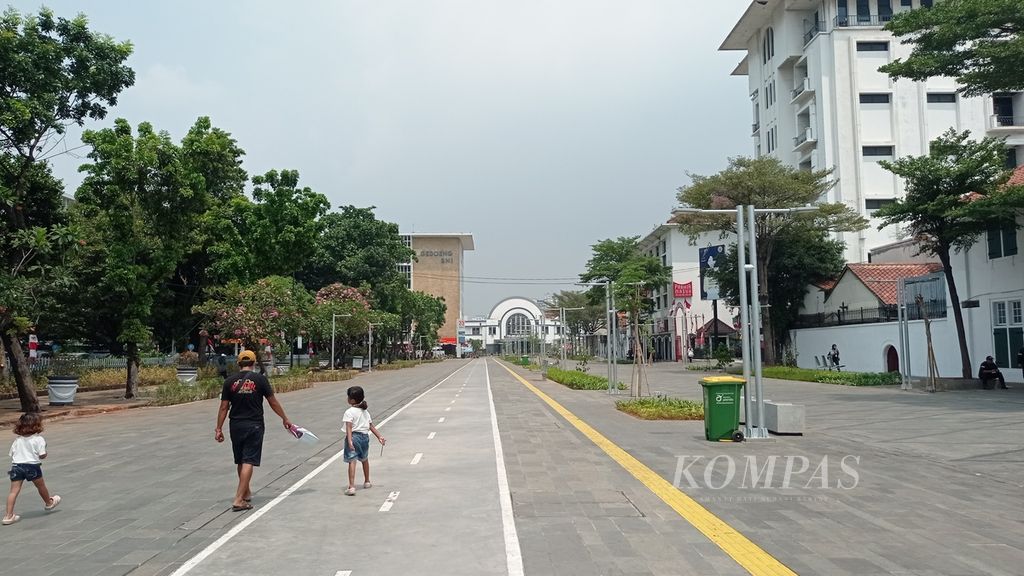 Jalur pedestrian yang ramah pejalan kaki dan pesepeda di Kota Tua, Kecamatan Taman Sari, Jakarta Barat, Senin (29/8/2022).