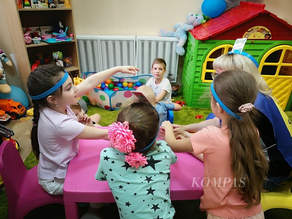 Anak-anak bermain bersama di fasilitas bermain Lembaga YaMariupol, di Kyiv, Ukraina, Rabu (15/5/2022). YaMariupol merupakan lembaga yang memberikan layanan dan bantuan bagi korban perang asal Mariupol yang mengungsi. 