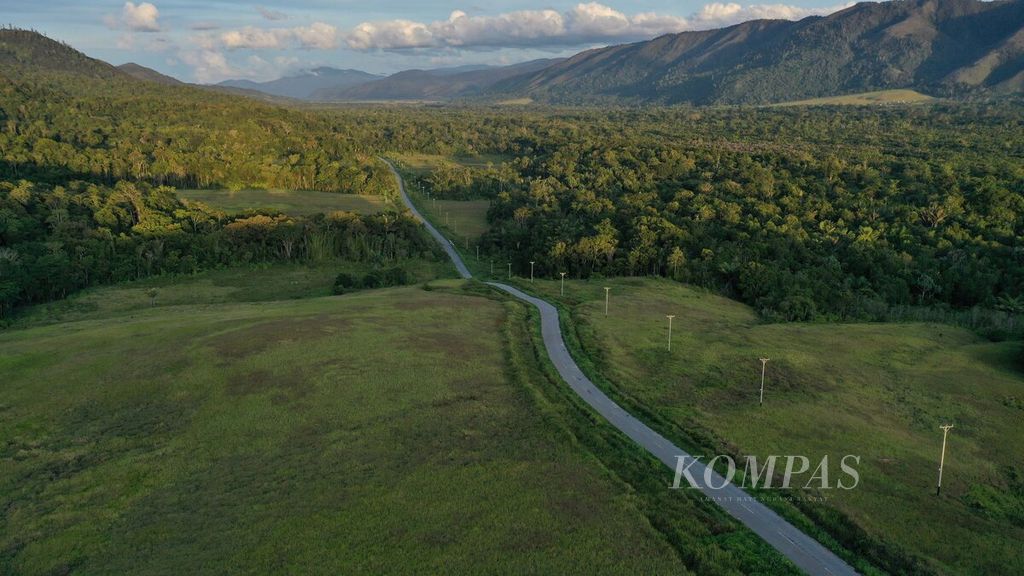  Ruas jalan Trans Papua yang berkelok dengan pemandangan menawan Lembah Kebar di Distrik Kebar, Kabupaten Tambrauw, Papua Barat, Jumat (16/4/2021). 