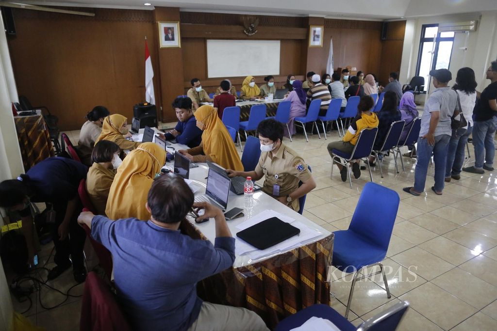 Suasana tes kesehatan bagi calon anggota Kelompok Penyelenggara Pemungutan Suara (KPPS) untuk Pemilu 2024 di Kantor Kecamatan Senen, Jakarta, Selasa (12/12/2023). 